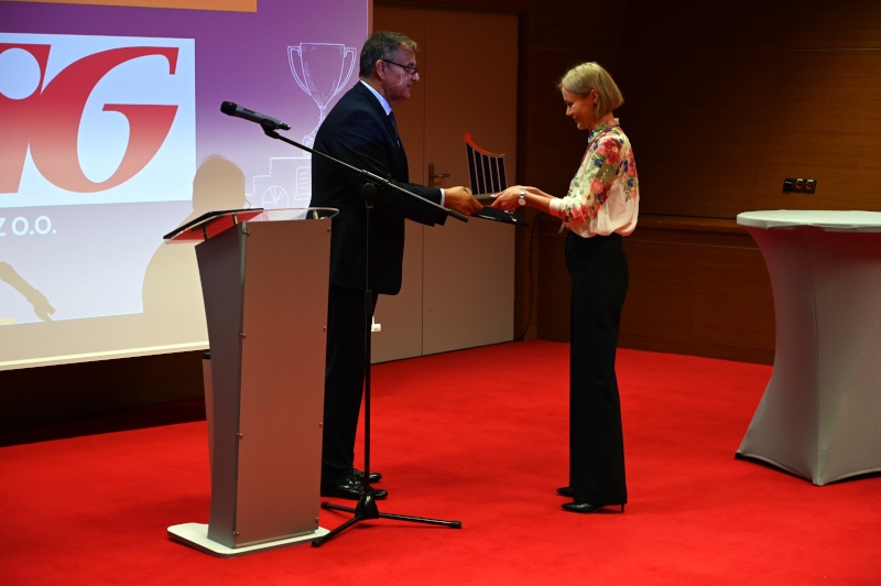Katarzyna Janik odbiera w imieniu SIG nagrodę Krakowski Pracodawca Roku 2022